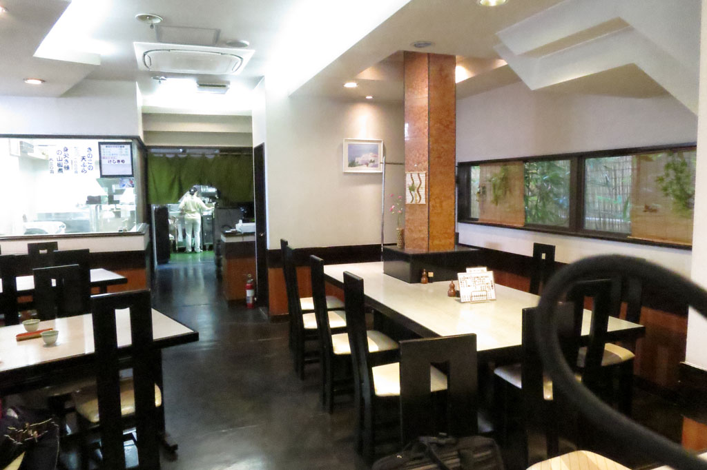 横浜市港区蕎麦店「小嶋屋」店内