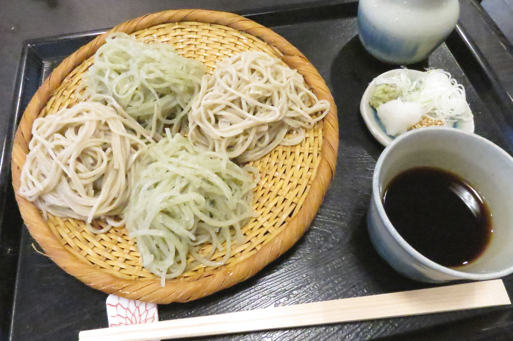 東京千代田区蕎麦店「松翁(まつおう)」紫蘇切りとセイロの2色そば