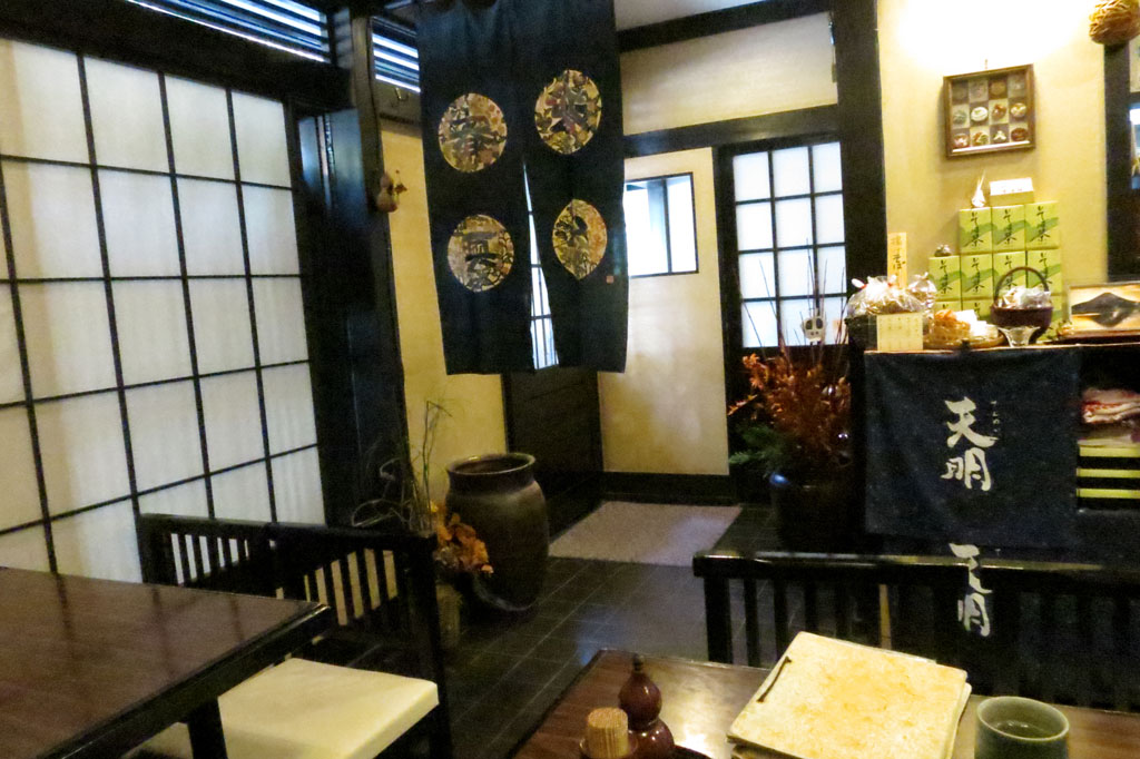 東京目黒区蕎麦店「手打そば　吉法師」店内