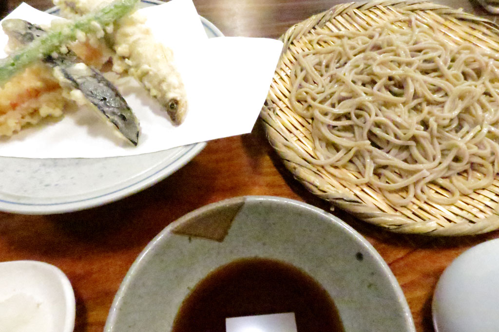 東京目黒区蕎麦店「手打そば　吉法師」天せいろ