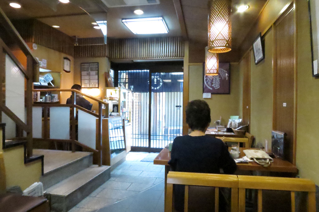 東京中央区蕎麦店「藪伊豆総本店」店内