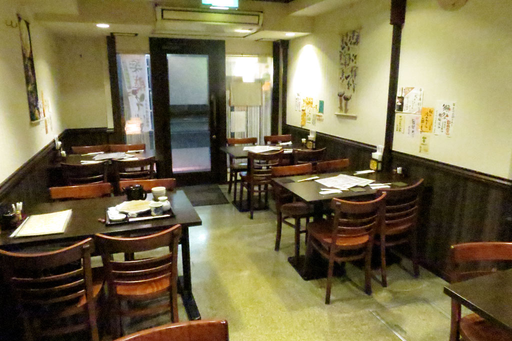 横浜市蕎麦店「板そば 蒼ひ（あおい）」店内