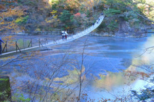 静岡県「寸又峡の紅葉」吊り橋を渡るカップル