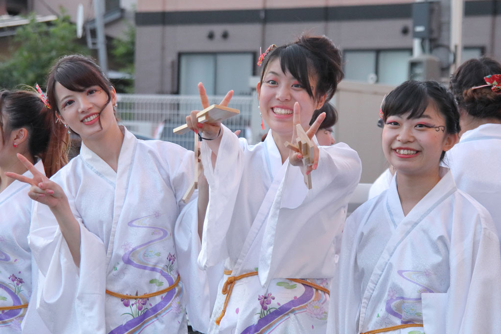 「秋田竿灯まつり」パレード参加前の乙女たち