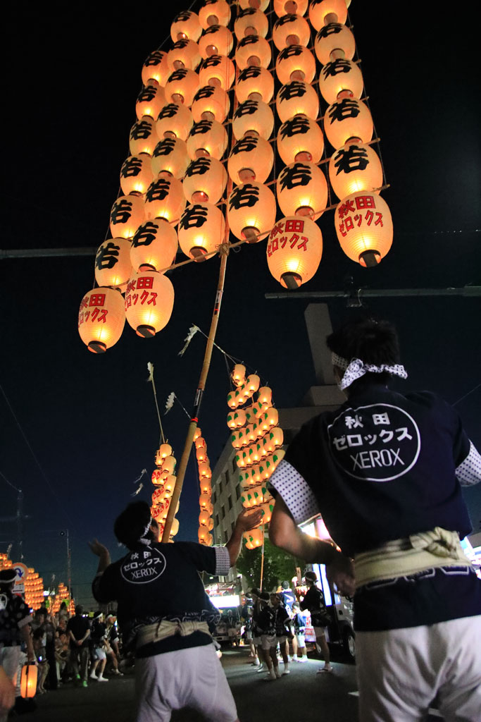 「秋田竿灯まつり」中若の竿灯を肩で支える