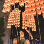 「秋田竿灯祭り」中若の竿灯群の光景