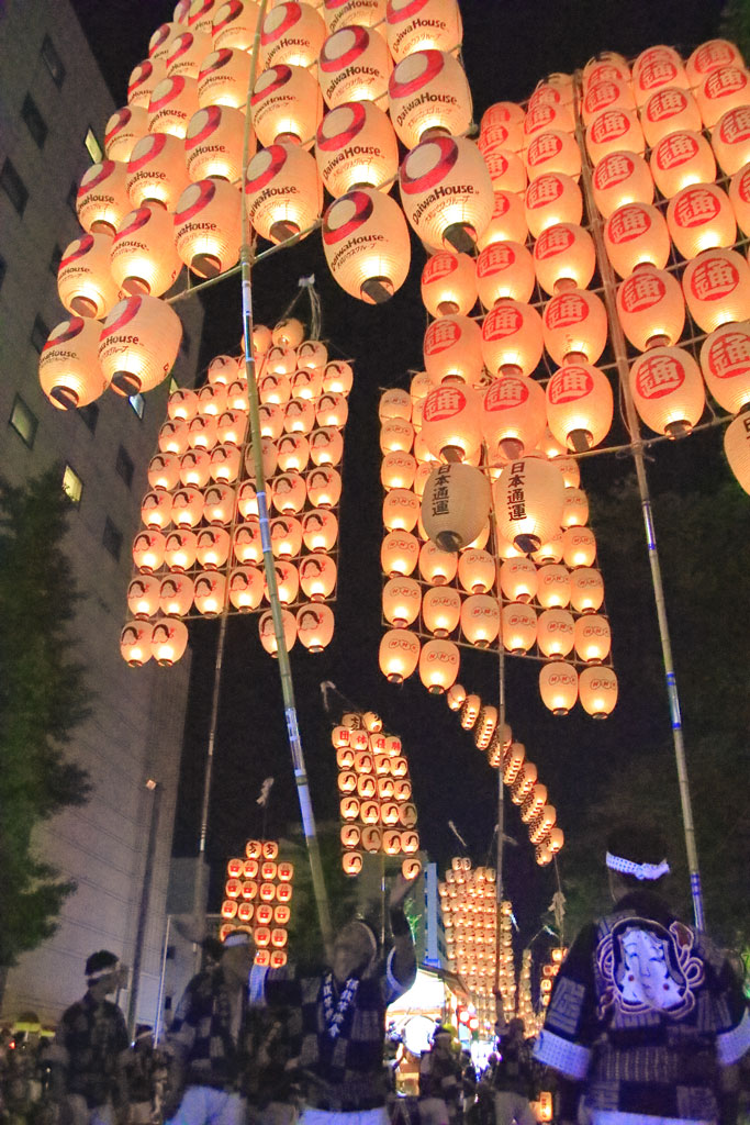 「秋田竿灯まつり」林立する竿灯の光景