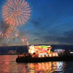 「青森ねぶた祭」花火の中のなねぶた海上運航