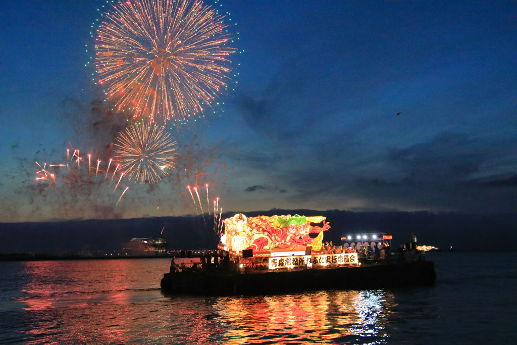 「青森ねぶた祭」花火の中の「ねぶた海上運航」