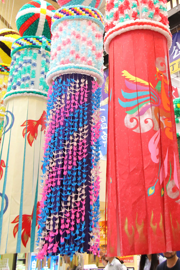「仙台七夕まつり」横並びの笹飾り