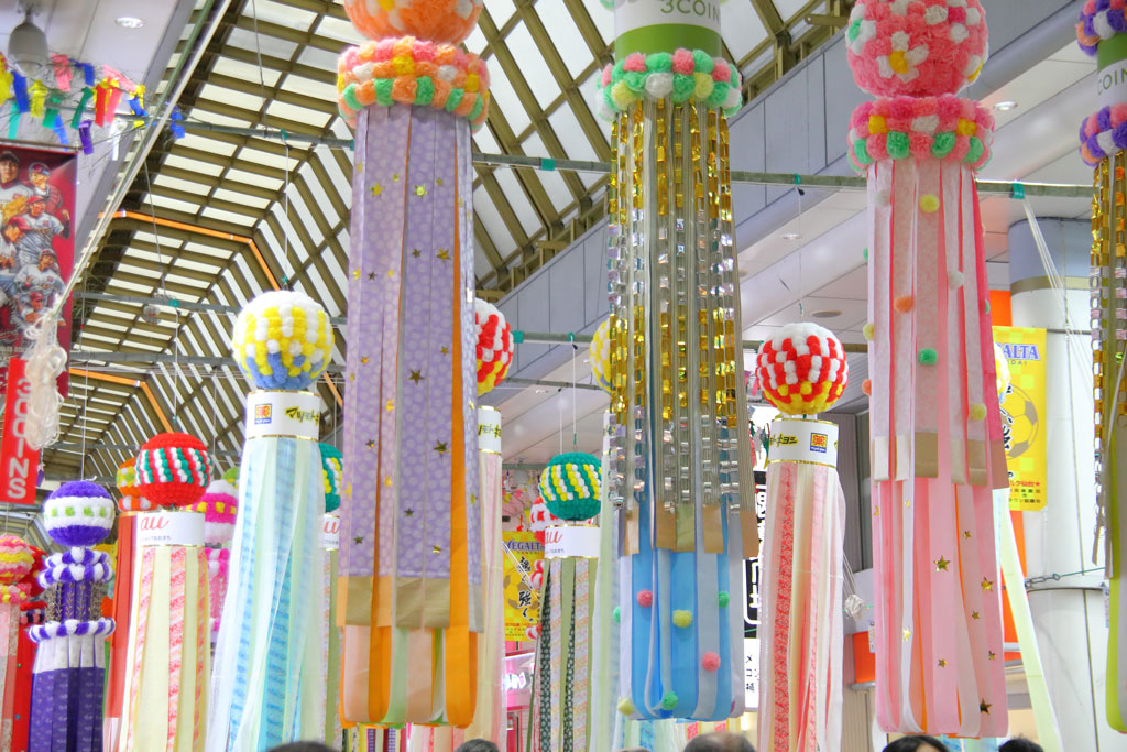 「仙台七夕まつり」どこまでも続く笹飾り