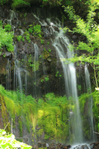 北杜市「吐竜の滝」糸を引く一条の滝