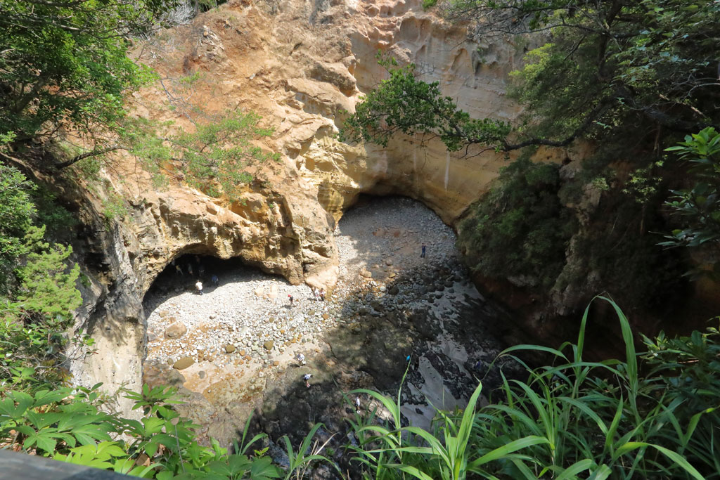 下田市「龍宮窟」ハート形をした渚
