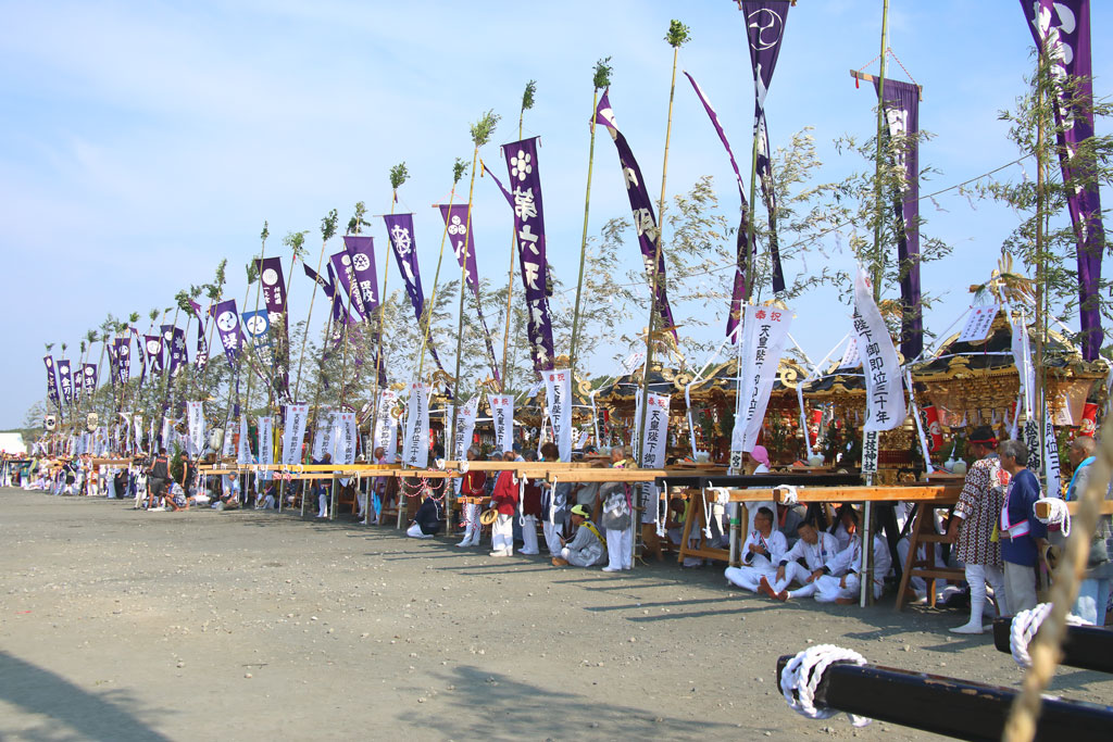 茅ヶ崎市「浜降祭」浜に勢ぞろいした神輿