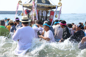 茅ヶ崎市「浜降祭」波にもまれる神輿