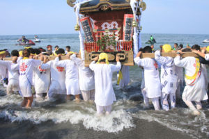茅ヶ崎市「浜降祭」海に入る神輿