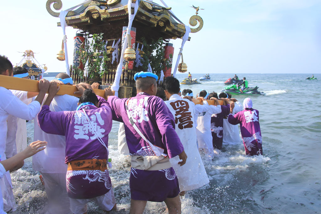 茅ヶ崎市「浜降祭」海に入る神輿