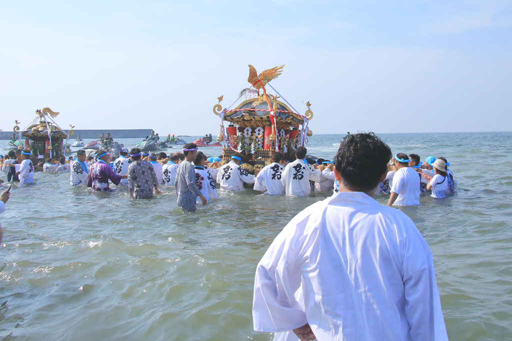 茅ヶ崎市「浜降祭」浅瀬を練り歩く神輿群