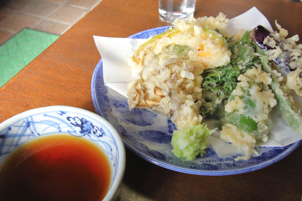 長野県上田市蕎麦店「刀屋」野菜中心の大盛りの天ぷら
