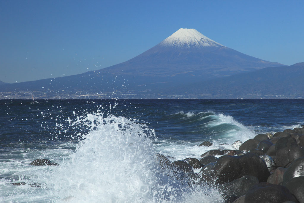 沼津市「戸田港」御浜埼海岸からの富士