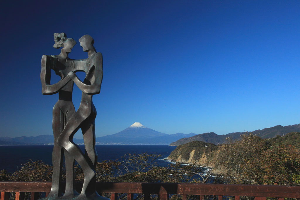 西伊豆「恋人岬」ブロンズ像と富士