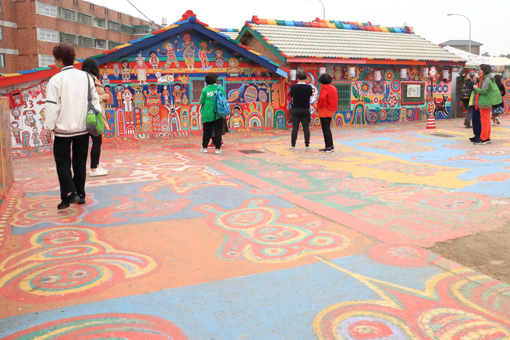 台湾紀行「彩虹眷村」彩色された敷地面