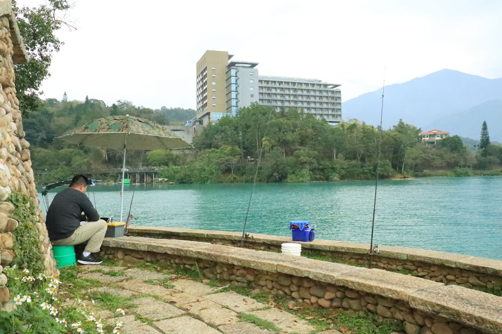 台湾紀行「日月潭」湖畔の釣り人