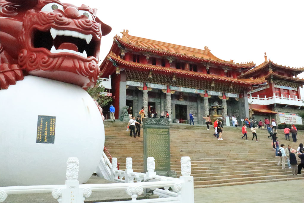 台湾紀行「文武廟」赤い8メートルの獅子像