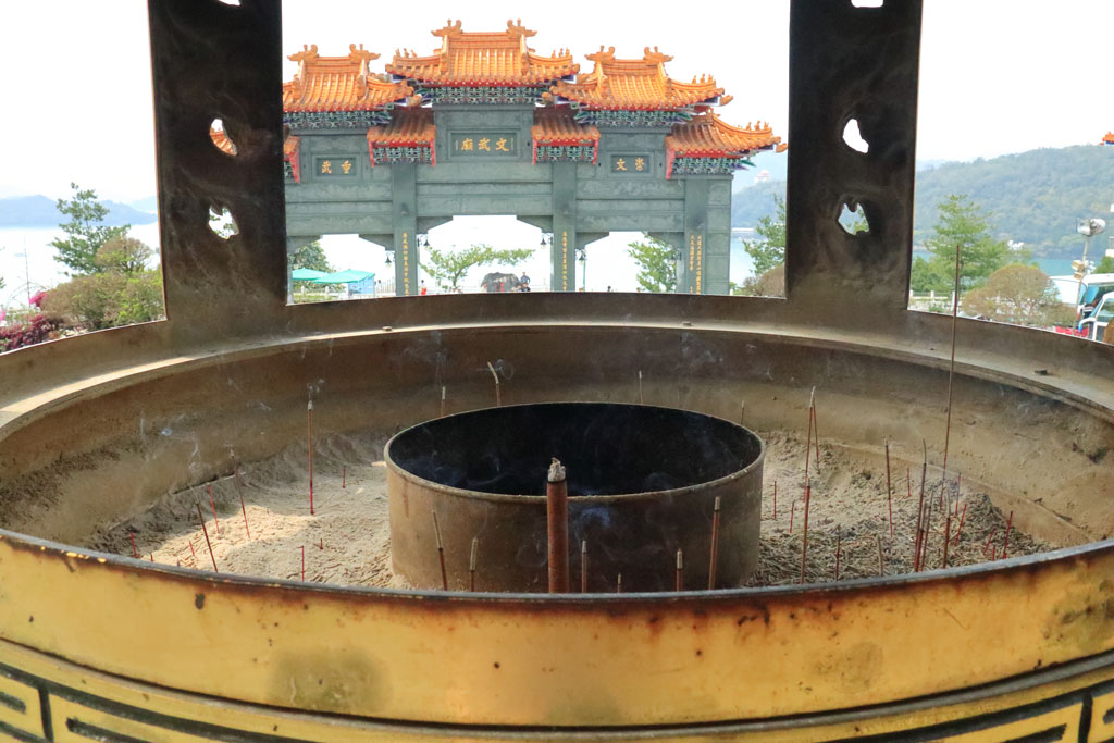 台湾紀行「文武廟」前殿（文廟）付近から山門を望む