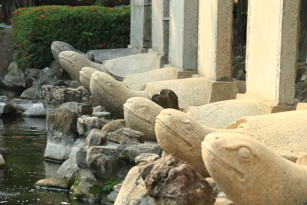 台湾台南市「赤嵌楼」石碑の下の亀の彫刻