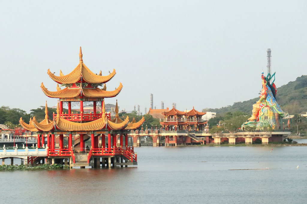 台南市「蓮池潭（れんちんたん）」蓮池潭に浮かぶ五里亭