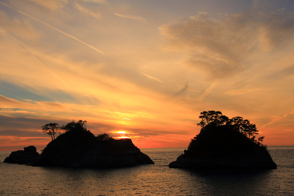 西伊豆「堂ヶ島」蛇島に沈む夕日