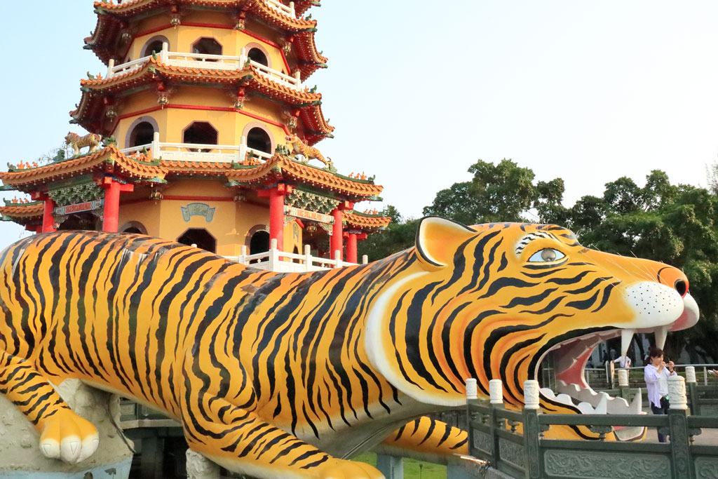 龍虎塔（ほうせいたいてん）」虎と龍虎塔