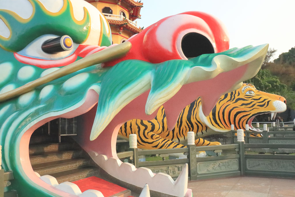 龍虎塔（ほうせいたいてん）」龍の口から入る