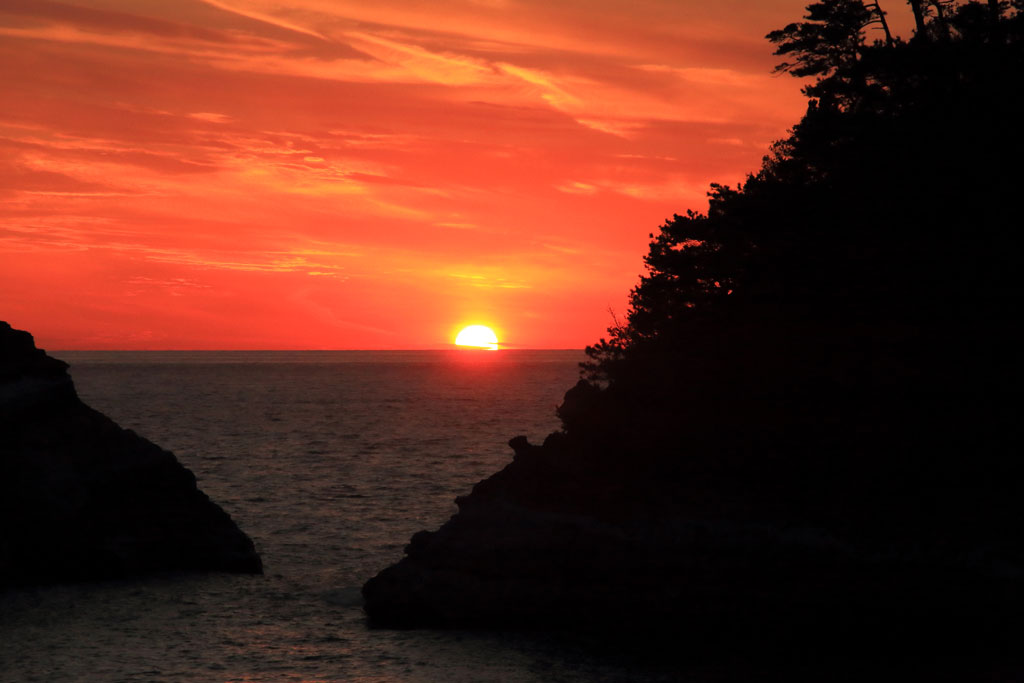 西伊豆「堂ヶ島」赤く染まる夕景