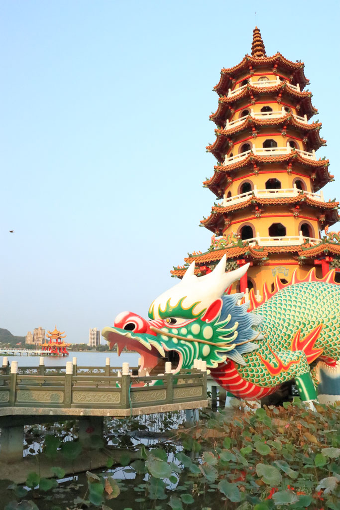 台南市「龍虎塔(ほうせいたいてん)」龍を前景に