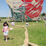 四季の風景「相模市大凧祭り」大凧と少女