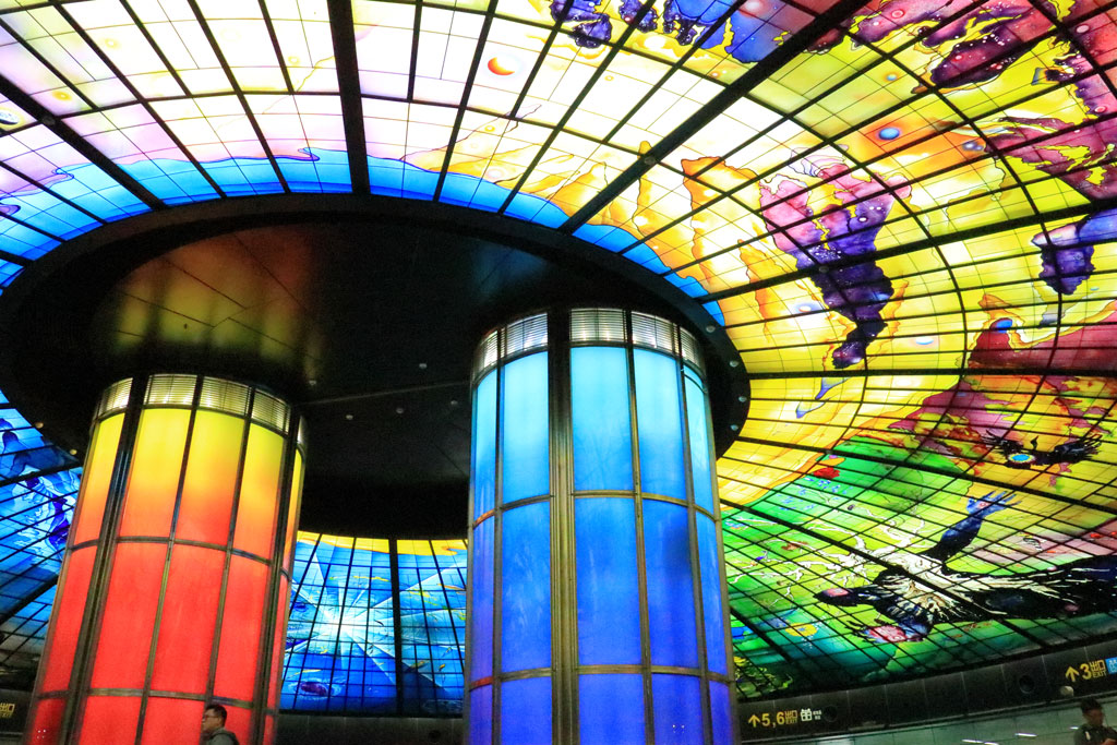 台湾高雄市「地下鉄・美麗島」空間を彩るステンドグラス