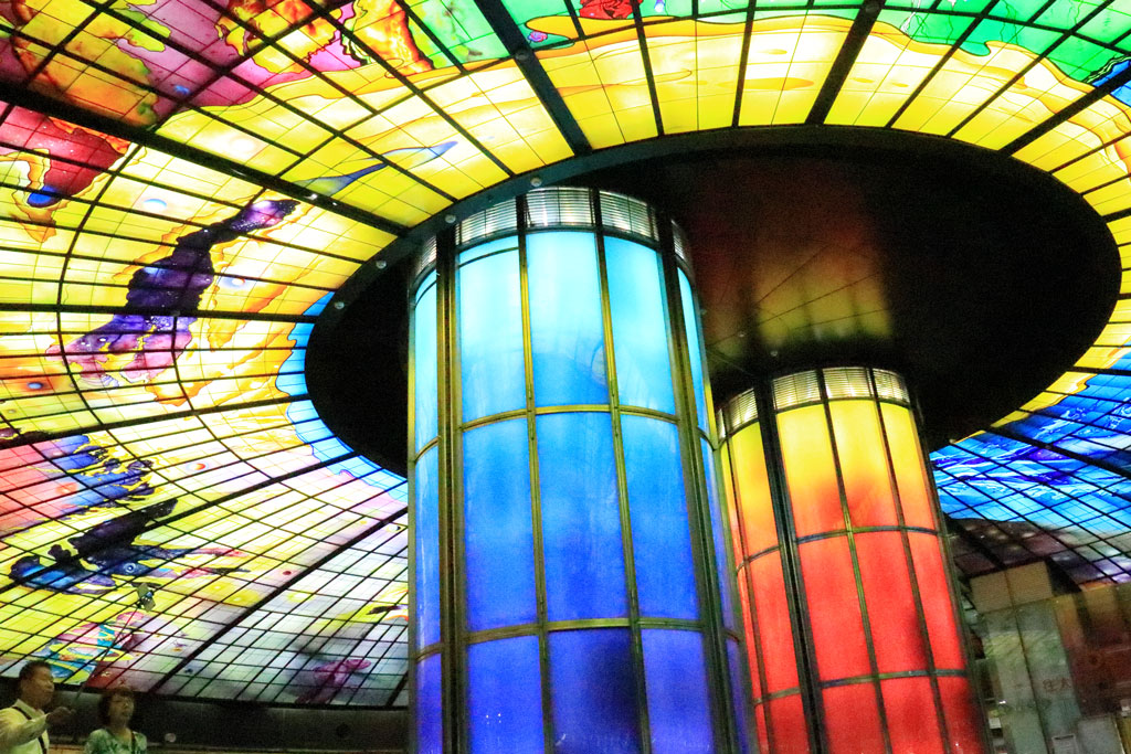 台湾高雄市「地下鉄・美麗島」空間を彩るステンドグラス