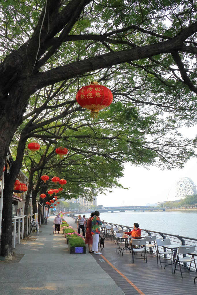 台湾高雄市「愛河河畔」赤いランタンが映える河畔の散歩道