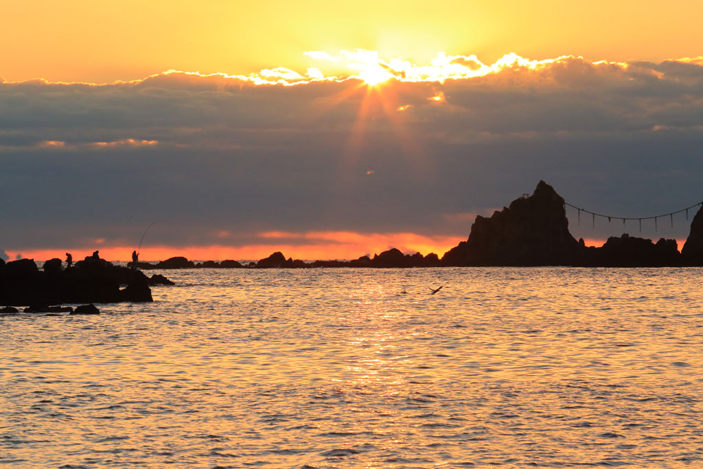 神奈川県真鶴岬「三ッ石の日の出」早朝の釣り人