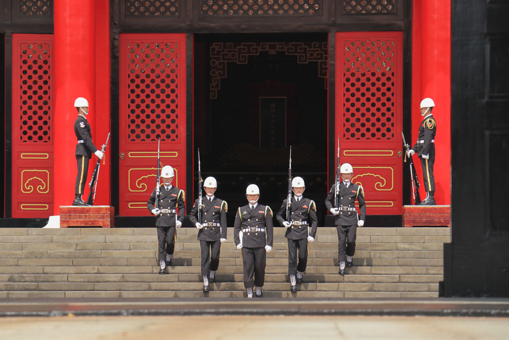 台湾台北市「国民革命忠烈祠」交代する衛兵