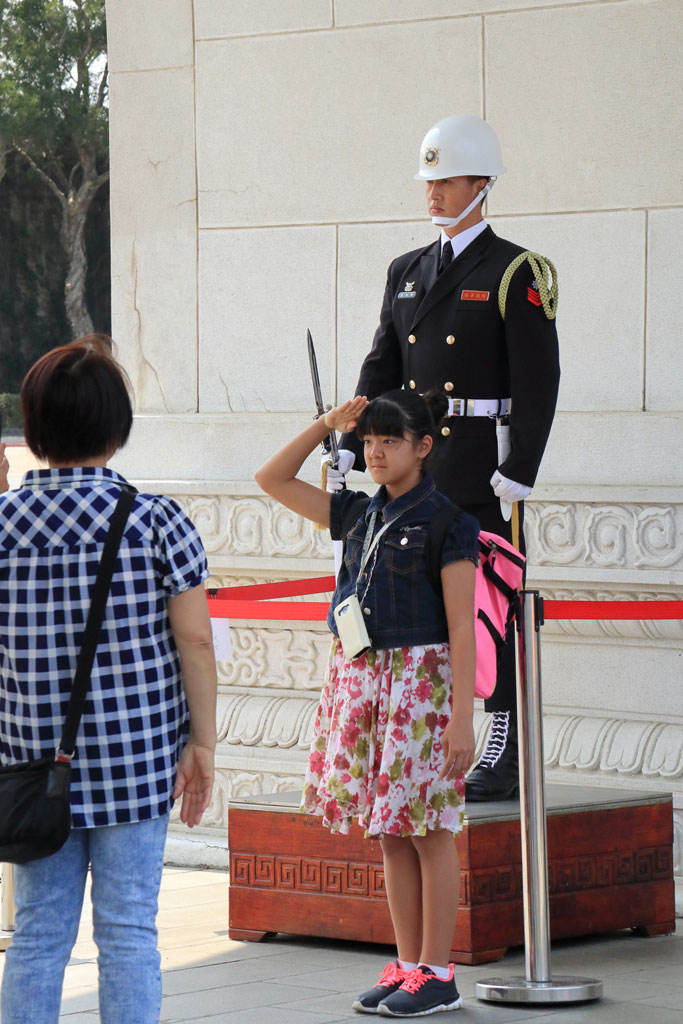 台湾台北市「国民革命忠烈祠」衛兵前での記念撮影