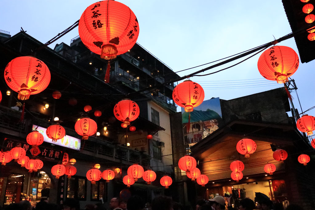 台湾紀行「九份」鮮やかさ増す黄昏時のランタン光景