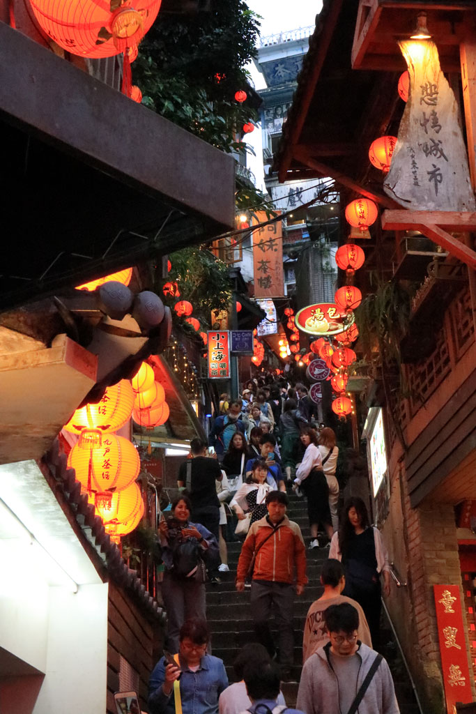 台湾紀行「九份」人気の階段のある光景