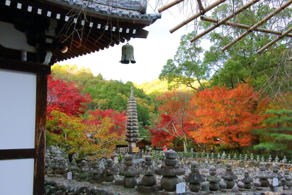 京都「化野念仏寺」西院の河原の紅葉