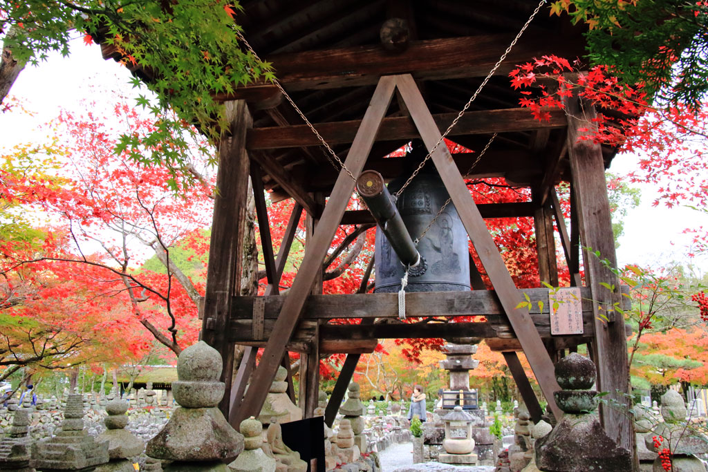 京都「化野念仏寺」鐘楼と紅葉