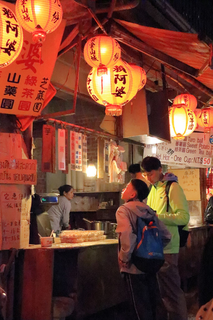 台湾紀行「九份」飲食店前の親子