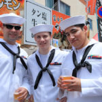 下田市「下田 黒船祭り」ポーズで応じる米水兵