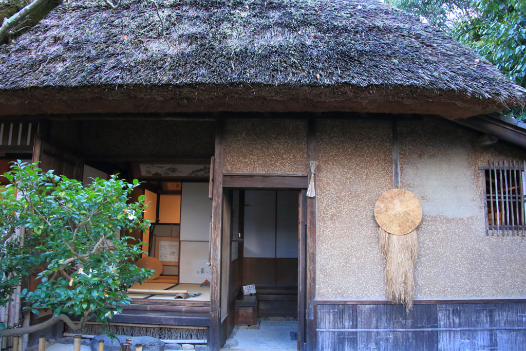 京都「落柿舎」蓑傘が吊るされた「本庵」